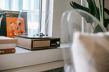 ρετρό πικάπ, περβάζι, Vintage Record Player, πολύχρωμους δίσκους βινυλίου, ζεστή εσωτερική σκηνή, διακόσμηση σπιτιού, δίσκοι βινυλίου, εσωτερική σκηνή, πικ απ, ντεκόρ, vintage ντεκόρ