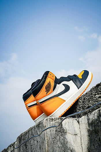 Nike boty, oranžové tenisky, černé tenisky, Venkovní displej, betonový povrch, modrá obloha, Fotografie tenisky, Móda streetwear, Atletická obuv, životní styl fotografie, městský styl