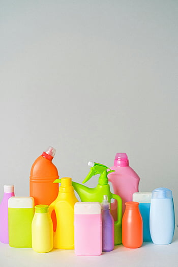 prodotti per la pulizia, Prodotti chimici, bottiglie colorate, bottiglie di plastica, pulizia delle bottiglie, sfondo bianco, bottiglie assortite, pulizia della casa, flaconi spray, bottiglie detergenti