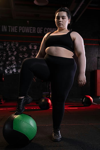plus velikost ženy, černá sportovní podprsenka, černé legíny, medicinbal, Nastavení tělocvičny, sportovní oblečení, zdatnost, cvičení, aktivní opotřebení, zdravý životní styl