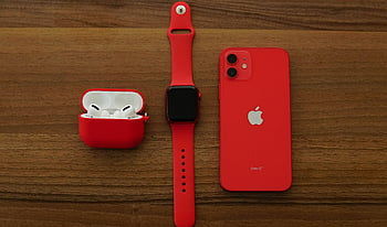 iphone Apple, airpods, montre apple, gadgets Apple rouges, table en bois, photo en gros plan, produits de pomme, gadgets technologiques, iPhone rouge, AirPods rouges, Apple Watch rouge
