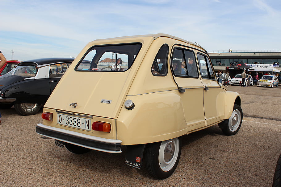 Citroen Dyane, Historické auto, Model 1978, béžová barva, zpětný pohled, klasické auto, Evropské auto, malé vozidlo, poznávací značka, Přehlídka aut, lidé v pozadí