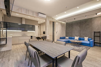 modern stúdió apartman, elegáns belső, étkezési zóna, kék kanapé, karcsú nappali, elegáns dekoráció, étkező, konyha, kortárs design, nyitott elrendezés, minimalista bútorok
