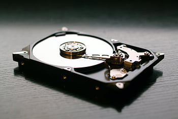 černá vnitřní hdd, černý povrch, otevřete pevný disk, dřevěný povrch, vnitřní komponenty, Kovové detaily, Komponenty pevného disku, Černý pevný disk, vnitřní pevný disk, Komponenty HDD, zařízení