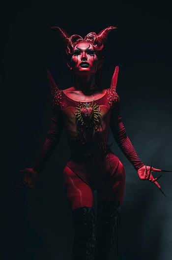 赤い衣装を着た女性、 ファンタジーの肖像画、 悪魔の衣装、 角、 複雑な化粧、 暗いテーマ、 印象的な衣装、 赤いボディスーツ、 ファンタジーキャラクター、 ダークファンタジー、 赤と黒の衣装
