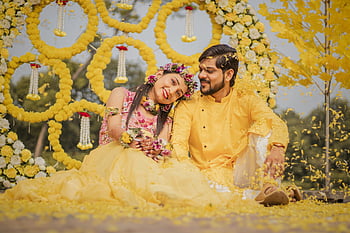 leende par, Haldi -ceremoni, livlig indisk par, Traditionell Haldi, gul blommor, indiskt bröllop, Par njuter, gula blommor, kulturceremoni, festmätare, traditionell klädsel