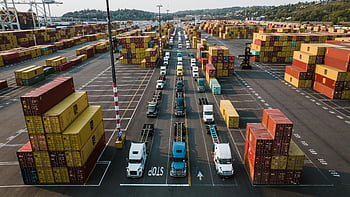 Port de transport de la Seattle, camioane parcate, containere de marfă, fotografiere aeriene, port plin de viață, containere colorate, gama de camioane, logistică port, industria de transport maritim, terminal de containere, operațiuni portuare