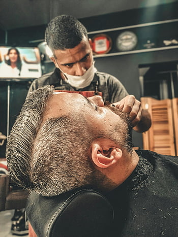 muž účes, holič, Profesionální péče, Moderní holičství, péče, zručný střih, úprava vlasů, péče o vlasy, Barberské služby, mužské péče, kadeřnictví