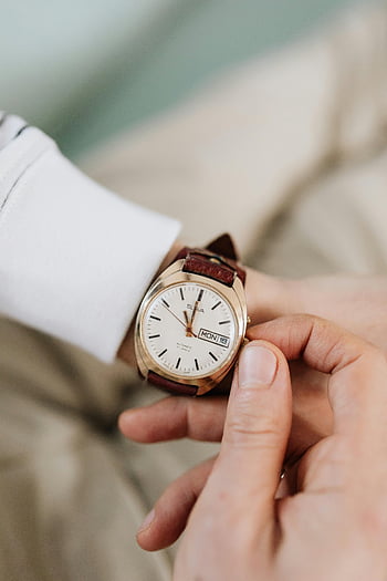 orologio da polso di lusso, Cinturino in pelle, Vista dettagliata, Regolazione dell'orologio, Regolazione del polso, orologio da vicino, orologio tortuoso della persona, cinturino, quadrante, guarda le mani