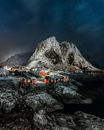 χωριό που καλύπτεται από χιόνι, lofoten, Νορβηγία, χιονισμένα βουνά, νύχτα σκηνή, εκπληκτικό βουνό, μικρό χωριό, χειμερινό τοπίο, κόκκινα σπίτια, έναστρος ουρανός, παραθαλάσσιο χωριό