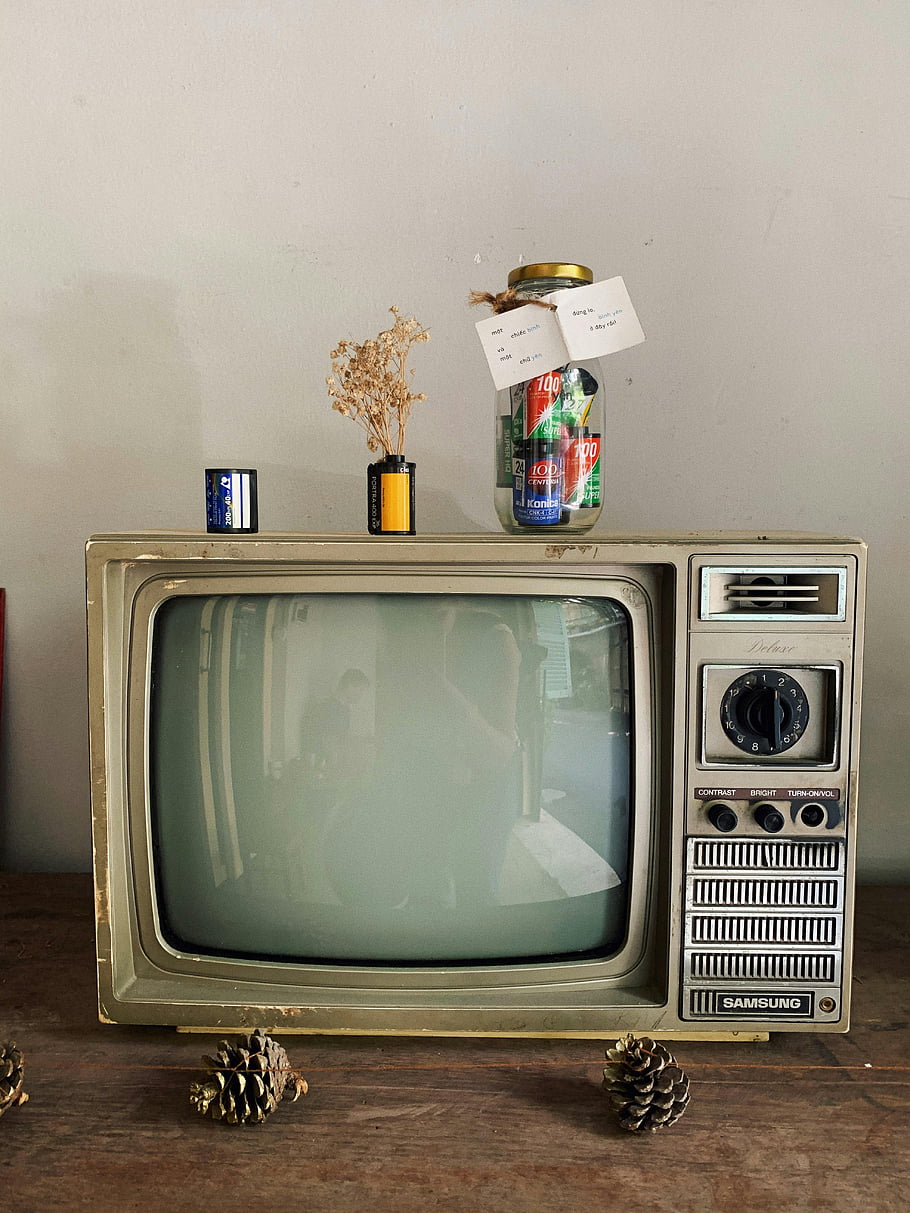 Vintage televize, staré tv, Nostalgické kouzlo, dekor sklenice, retro tv, samsung tv, vinobraní výzdoba, starožitná televize, Nostalgická výzdoba, Vintage elektronika, dekor pinecones