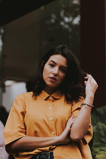 Frau, orangefarbenes T-shirt, zuknöpfen, posieren, draußen, stilvoll, junge Frau, Casual Shirt, natürliches Licht, Mode, Porträt