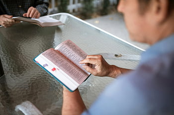 studi Alkitab, orang dewasa, meja kaca, di luar rumah, iman, koneksi, buku putih dan merah, bacaan agama, Diskusi Spiritual, Studi di luar ruangan, promosi iman