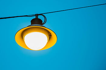 žluté ulice, Černé světlo, Moderní městský design, jasné osvětlení, modrá obloha, venkovní osvětlení, moderní design, žluté světlo, městské ulice, výrazné světlo, Moderní svítidlo