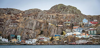 Svatý. Johnny, newfoundland, různé barevné budovy, tělo z vody, živé domy, Robustní útesy, Malebná pobřežní scéna, barevné domy, pobřežní město, scénické krajiny, přímořské vesnice