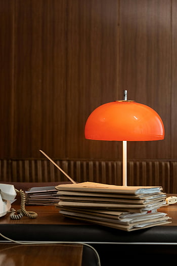 oranžová lampa, lavice, Retro kancelář, červená lampa, naskládané složky, dřevěný stůl, vinobraní vibe, Nastavení kanceláře, stolní lampa, retro výzdoba, vinobraní úřadu