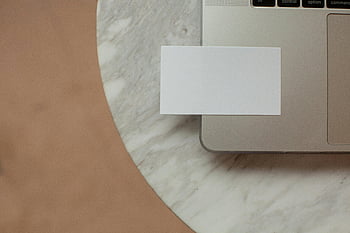 boş kartvizit, dizüstü, mermer masası, Modern çalışma alanı, İş Maketleri, Boş kart, profesyonel kurulum, ofis ortamı, temiz tasarım, teknoloji çalışma alanı, minimalist masa