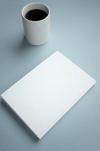 Buch, Blindabdeckung, Kaffeetasse, minimalistischer Arbeitsbereich, Ansicht von oben, Schreibtisch, Notizbuch, weißes Notizbuch, Kaffeebecher, Einfaches Desk -Setup, Arbeitsbereich säubern