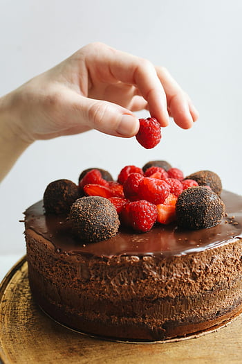 torta al cioccolato, lamponi, tartufi, decorazione a mano, avvicinamento, dolce, Topping di frutta, dolcezza, torta gourmet, cottura al forno, confetteria