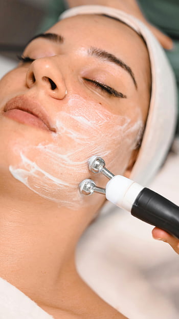 tratamiento facial, crema facial, masajeador, ajuste de spa, de cerca, mujer, protección de la piel, masaje facial, tratamiento de belleza, rutina de cuidado de la piel, cuidado facial