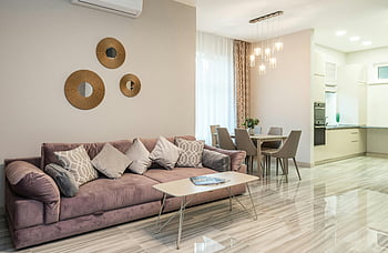 Moderne Studiowohnung, Wohnzimmer, schickes Dekor, zeitgenössische Möbel, Styles städtisches Leben, Sofa, Geräumiges Innenraum, Essbereich, Küche, Holzboden, Wandspiegel