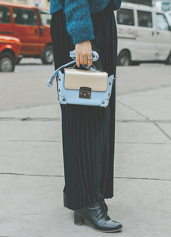 módní žena, Modrá kožená kabelka, elegantní kabelka, ulice, vysoké boty, Černá plisovaná sukně, pouliční styl, městské módy, Trendy kabelky, stylové doplňky, moderní móda