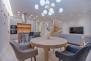 kerek barna faasztal, székek, elegáns, nyitott terű nappali, modern bútorok, konyha, világítás, Kortárs belső tér, étkező, élettér, modern design, nyitott elrendezés