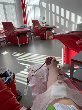 véradás, klinika, kórházi szobában, piros székek, napfényes szoba, orvosi eljárás, donor, egészségügyi, vérátömlesztés, orvosi felszerelés, karkötés
