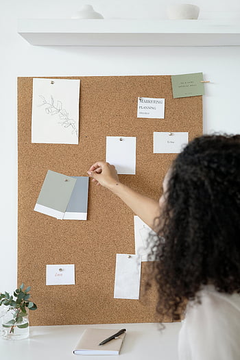 kobieta, biały papier do drukarki, tablica nastroju, Próbki projektowe, Minimalistyczne biuro, Tablica korkowa, stylowe otoczenie, planowanie marketingowe, notatki strategiczne, wystrój biura, kreatywny obszar roboczy