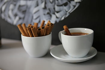 caffè, bastoncini di cannella, tazze di ceramica bianca, Atmosfera accogliente, impostazione calda, impostazione della tabella, bevanda calda, bevanda aromatica, caffè del mattino, tazza di caffè, Cannella bastoni in tazza