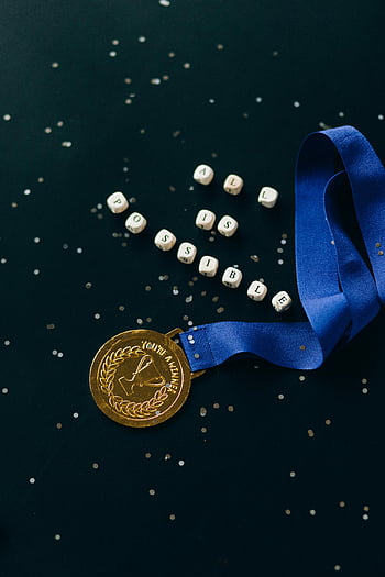 Zlatá medaile, modrá stužka, Abecední korálky, Tmavý povrch, detailní záběr, Všechno možné, konfety, cena, úspěch, inspirativní, motivace