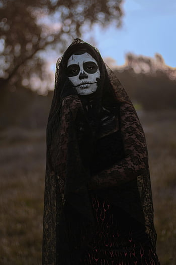 předvečer Všech svatých, make-up lebky, černé šaty, Tmavý závoj, Tajemná žena, soumrak venku, Halloweenský duch, obličejová barva, Venkovní kostým, strašidelný, gotický