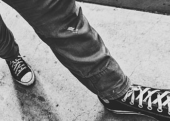 fotografia w skali szarości, czarne buty, betonowy chodnik, wysoki kąt widzenia, Chodzenie dla dorosłych, czarne trampki, moda uliczna, styl miejski, swobodny ubiór, obraz monochromatyczny, obuwie