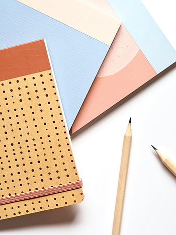 Hnědé tužky, Barevné notebooky, kreativní pracovní prostor, úhledně uspořádané, papírnictví, Polka Dot Notebook, pastelové barvy, Umělecké potřeby, Organizace stolu, kancelářské potřeby, Studijní nástroje