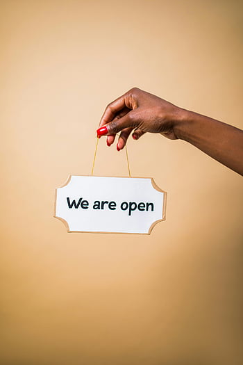persona che tiene il segno, Banner di cartone, Siamo aperti, mano elegante, sfondo beige, prontezza aziendale, segno aperto, Segno di mantenimento della mano, segno di affari, Pronto per gli affari, aperto per affari