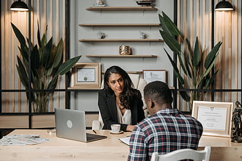 kvindelig advokat, klient, moderne kontor, certifikater, planter, Professionel diskussion, kontor møde, forretningsmøde, Kontormiljø, Juridisk konsultation, Professionel omgivelse