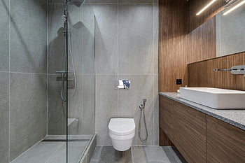 moderní koupelna, Sprcha, dřez, toaleta, Dřevěný povrch, elegantní design, Vzhled interiéru, stylová koupelna, šedé dlaždice, Bílá příslušenství