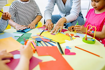 çocuklar, Sanat ve El Sanatları, Yaratıcı Aktiviteler, Çeşitli Çocuklar, canlı sınıf, Grup Etkinlikleri, renkli malzemeler, Sanat malzemeleri, eğitim ortamı, öğretmen yardımı, Uygulamalı Öğrenme