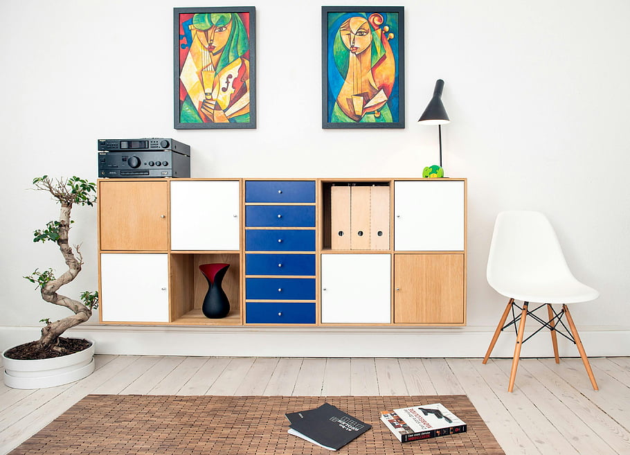 Současný design pokoje, Barevné umělecké dílo, elegantní nábytek, dekorativní prvky, hnědá bílá modrá dřevěná deska, moderní interiér, Dekor obývacího pokoje, stylový dům, umělecké kusy, bílá židle, bonsai strom