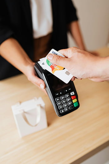 Bezhotovostní platba, kreditní karta, Bezkontaktní platba, Maloobchodní pult, osoba platí, platební terminál, mbank, vízum, nákupní taška, finanční transakce, moderní platba