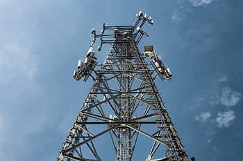 Wi-Fi-torony, kommunikációs torony, fém torony, több antenna, tiszta kék ég, alacsony szögű lövés, magas torony, kültéri fotó, technológiai infrastruktúra, vezeték nélküli kommunikáció, ég háttere