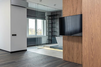 appartamento moderno, interno minimalista, pareti di vetro, Accenti in legno, appartamento elegante, appartamento spazioso, design contemporaneo, soggiorno, interior design, vita moderna, arredamento minimalista