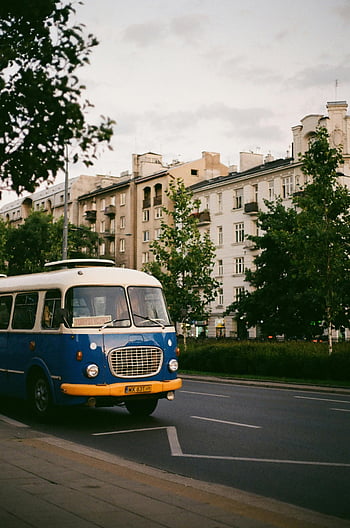 zabytkowy autobus, Ulica miejska w Warszawie, retro autobus, Niebieski i biały autobus, stare budowle, scena miejska, pejzaż miejski, architektura historyczna, europejskie miasto, Fotografia uliczna, transport