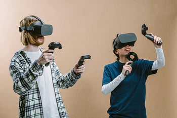 realta virtuale, Cuffie VR, Controller VR, Giochi immersivi, giovani adulti, Gaming interno, giochi di realtà virtuale, due persone, Esperienza di realtà virtuale, Tecnologia di gioco, gioco interattivo