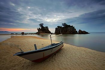 boot geparkeerd, kust, rustig strand, kalme wateren, levendige zonsondergang, zandstrand, uitzicht over de oceaan, avondlucht, strand scène, kleine boot, Rotsachtige kust