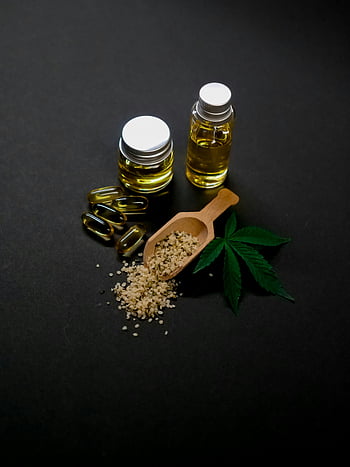ماريجوانا الأطعمة،  زيت القنب،  بذور القنب،  كبسولات،  خلفية داكنة،  اوراق خضراء،  منتجات القنب،  زيت كبد،  كبسولات القنب،  أوراق الماريجوانا،  الطب البديل