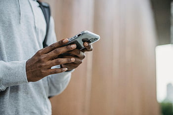 chytrý telefon, venkovní, moderní životní styl, Propojený životní styl, mladý muž, denní světlo, surfování internetu, etnické muž, Použití smartphonu, venkovní aktivita, využití technologie