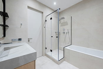 koupelna, Skleněná sprcha, elegantní design, Minimalistická estetika, vana a sprcha, blízko dřezu, Elegantní koupelna, moderní koupelna, Bílá koupelna, čistý design, moderní příslušenství