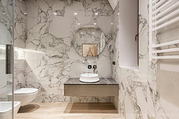 Současná toaleta, mramorové stěny, parkety, Elegantní koupelna, moderní příslušenství, Stylový výzdoba, kulaté zrcadlo, Plovoucí dřez, Skleněná sprcha, Bílá toaleta, dřevěná podlaha