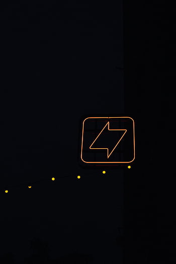 sinal de neon, néon amarelo, néon marrom, sinal brilhante, fundo escuro, conceito de direção, conceito de movimento, Arrow neon, sinal noturno, letreiro iluminado, placa ao ar livre